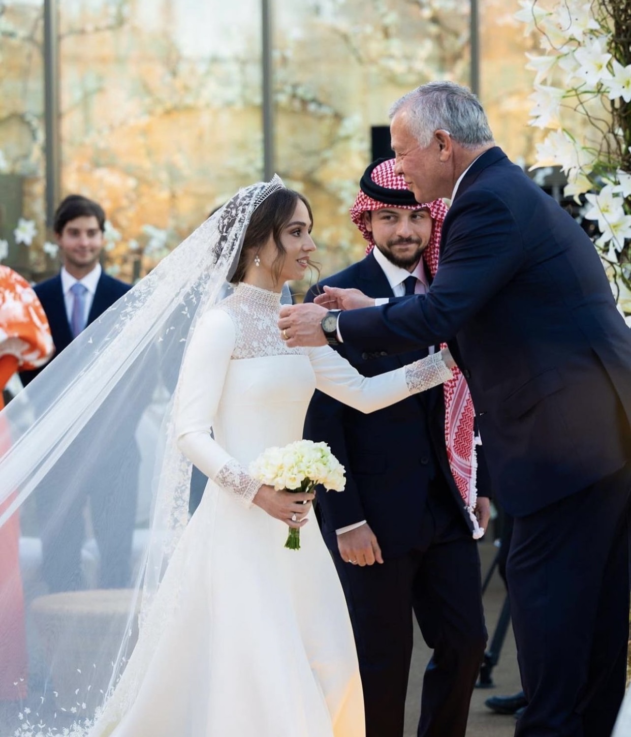 فستان ديور Dior للأميرة إيمان ابنة ملك الأردن يلفت الأنظار في حفل زفاف بسيط وإطلالة راقية